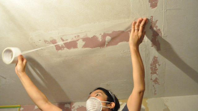 漆喰を塗るために天井の石膏ボードの上にファイバーテープを貼る