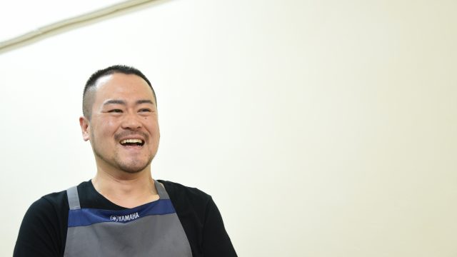 漆喰を店舗に塗ったメリットを語るオーナー