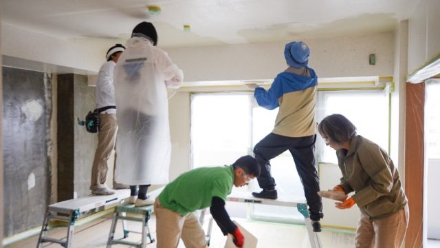 DIYでマンションの天井に漆喰を塗っている様子
