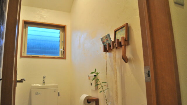 珪藻土をトイレに塗った壁と天井の施工例