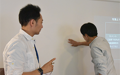 新宿ショールーム：ショールームの漆喰壁で吸放湿性を体感できます
